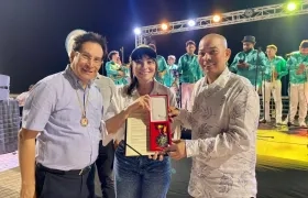 Porfirio Bayuelo y Ana Consuegra de Bayuelo reciben el reconocimiento por parte de Juan Ospino Acuña, secretario de Cultura del Distrito. 