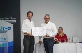 Jaime Mesa Buitrago, secretario general de Air-e Intervenida, y Simón Bolívar Meneses, director regional Icontec.