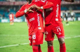 Tilman Palacios (izquierda) celebra su gol con Jhan Lucumí. 