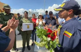 Entrega de ayuda humanitaria a Cuba.
