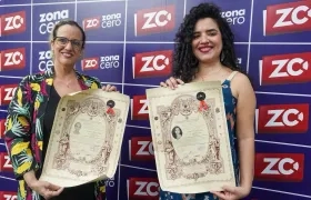 La pianista Yamira Rodríguez y la soprano Zeidy Bornacelli, con los pergaminos de reconocimiento que les dieron en México..