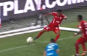 Omar Bertel, defensa del América, en el despeje de la pelota que traspasó la línea de gol. 