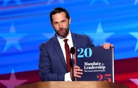 El congresista Jason Crow, uno de los investigados.