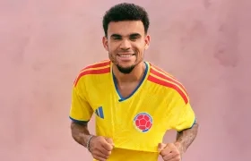 Luis Díaz luce la nueva camiseta de la Selección Colombia. 