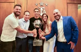 El técnico Ariel Holan, los jugadores Ángel Di María y Jorge Broun y el presidente Gonzalo Belloso posan con el trofeo. 