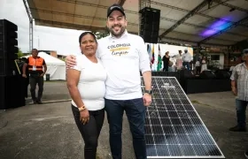 Ministro Edwin Palma con una de las beneficiarias de Colombia Solar.