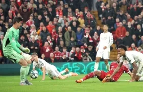 Thibaut Courtois, portero del Real Madrid, salva una jugada de gol de Cody Gakpo.