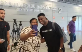 Néiser Villarreal es abordado por una aficionada a su llegada a Belo Horizonte. 