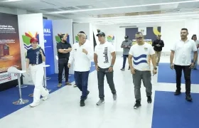 El alcalde Alejandro Char junto al Secretario de Cultura del Distrito, Juan Ospino Acuña, visitando la Galería de la Plaza de la Paz donde están los stand para la feria.