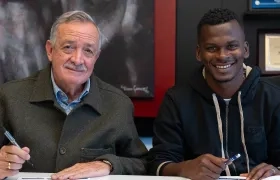 Gustavo Serpa, presidente de Millonarios, en la firma del contrato de Carlos Darwin Quintero. 