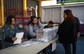 Jurados electorales cierran la urnas este domingo en Valparaíso (Chile).