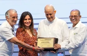 El Gobernador del Atlántico, Eduardo Verano; Katia Nule, primera dama del Distrito; Orlando Fals, sobrino del sociólogo, y el Secretario de  Cultura, Juan Ospino en la entrega de la mención.