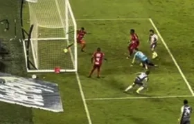 La imagen que muestra que el balón impulsado por Jean Pestaña traspasa la línea de gol.