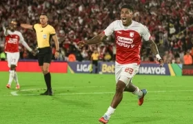 Harold Santiago Mosquera celebra tras marcar el gol del triunfo de Santa Fe sobre Deportivo Cali.