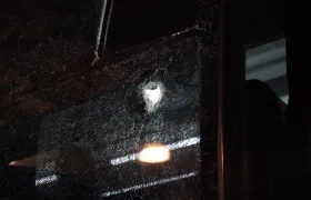 Ventana del bus que fue impactada por el objeto lanzado por hinchas de Nacional. 