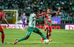 José Enamorado disputa la pelota con Marino Hinestroza. 