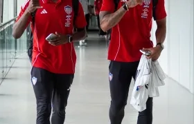 El saludo de Joel Canchimbo y Jermein Peña a la llegada del Junior a Medellín. 