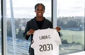 Linda Caicedo con la camiseta que oficializa su renovación con Real Madrid.