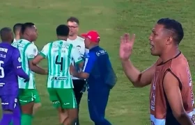 Después del partido, Teo siguió gritándole cosas a Morelos, a quien tuvieron que agarrar.