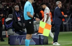 Luis Díaz camino a las duchas tras su expulsión ante el PSG.