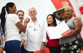Gobernador Verano en la entrega de los títulos de propiedad a las familias. 