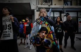 Una seguidora de Maradona en las afueras del tribunal donde se llevó a cabo el primer juicio. 