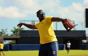Jesús Marriaga, jardinero de la Selección Colombia durante una práctica en el estadio Édgar Rentería. 