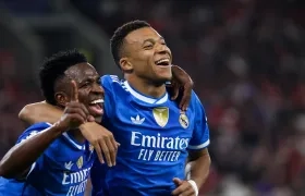 Vinicius y Mbappé festejando uno de los cuatro goles del francés. 