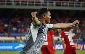 Teófilo Gutiérrez festeja el autogol de Jean Pestaña, que le dio el empate a Junior ante América.