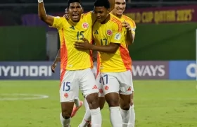 Miguel Solarte (17) festeja su gol con José Escorcia (15) su gol ante Corea del Norte. 