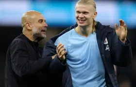 Pep Guardiola con el atacante noruego Erling Haaland.