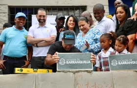 Alcalde Char durante el acto simbólico de la primera piedra en obras de la IED Etnoeducativa Paulino Salgado ‘Batata.