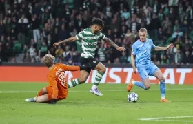 Luis Suárez elude al portero Nordin Jackers durante el partido contra el Brujas.