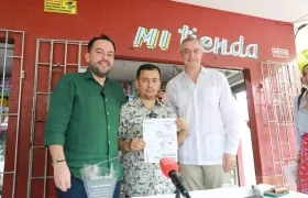 Ministro Edwin Palma; José Alexander Camacho, tendero, y Félix Fernández-Shaw, diplomático español.