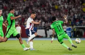 El gol de antología que pudo marcar Teo Gutiérrez sobre el final del partido y que evitó Billy Arce. 