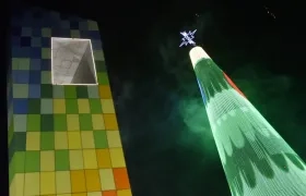 La Ventana al Mundo y el Árbol de Navidad.