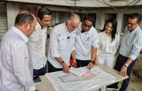 Gobernador Verano mientras revisa los planos de la obra. 