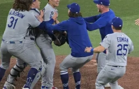 El lanzdor japonés Yoshinobu Yamamoto, Jugador Más Valioso de la Serie Mundial, es felicitado por sus compañeros al concluir el juego.