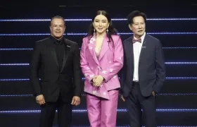 El presidente de Miss Universo, Raúl Rocha; la directora ejecutiva, Anne Jakrajutatip, y el director de la franquicia en Tailandia, Nawat Itsaragrisil. 