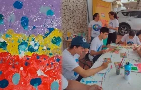 Niños de la fundación. La pintura es de Alisson Torregrosa.