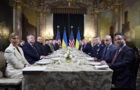 El presidente estadounidense, Donald Trump ,y al presidente ucraniano, Volodímir Zelenski, con los miembros de su delegación en la reunión que mantuvieron en Florida.