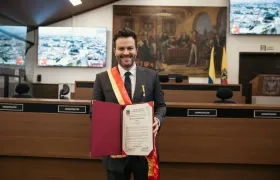 Gusi recibiendo el reconocimiento. 