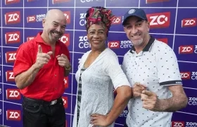 Pablo Paret, director y pianista de la orquesta junto a los cantantes Lázaro Elías y Conchatur Borrero.