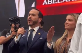 Abelardo De La Espriella en la entrega de las firmas.