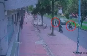 Momento en que el policía se enfrenta a tiros con los bandidos. 