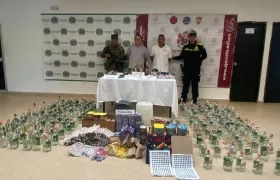 Licor adulterado y pólvora incautada por la Policía. 