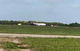 Avión de Aerosucre en la pista del Ernesto Cortissoz en la mañana de este viernes. 