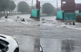 Momento en que el arroyo arrastró al motociclista. 