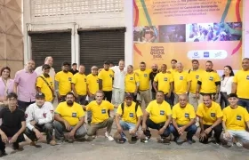 Artesanos y ayudantes que construyen las carrozas.