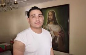 El artista guajiro muestra donde resultó herido en su brazo derecho. 